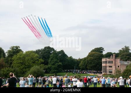 Red Arrows Flypasse lo storico G7 Meeting di Astley Hall, Chorley, Regno Unito. La circoscrizione di Sir Lindsay Hoyle, Presidente della Camera dei Comuni Foto Stock