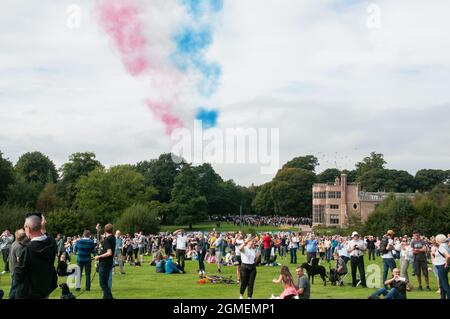 Red Arrows Flypasse lo storico G7 Meeting di Astley Hall, Chorley, Regno Unito. La circoscrizione di Sir Lindsay Hoyle, Presidente della Camera dei Comuni Foto Stock