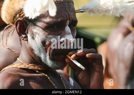 Un uomo Asmat che fuma. Era ad Ancol, Jakarta, partecipando al Festival Asmat. Foto Stock