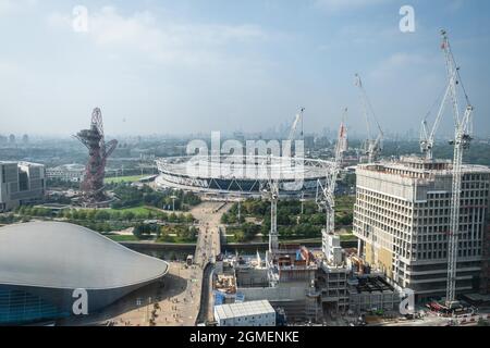 Vista aerea del parco olimpico Queen Elizabeth, del London Stadium, del London Aquatics Centre e dello skyline di East London, Stratford 2021 Foto Stock