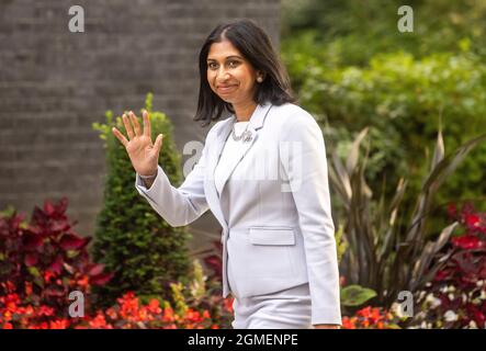 Suella Braverman, procuratore generale, arriva a Downing Street. Foto Stock