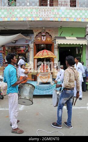 Beawar, India. 17 settembre 2021. Il musicista suona il tamburo davanti agli idoli di Lord Krishna e della dea Radha in un tempio sul festival Jal Jhulni Ekadashi a Beawar. (Foto di Sumit Saraswat/Pacific Press/Sipa USA) Credit: Sipa USA/Alamy Live News Foto Stock