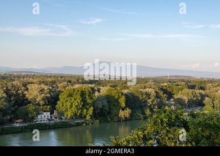 Vista dal Jardin des Doms verso Mont Ventoux, Avignone, Francia. Foto Stock