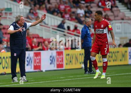 MIDDLESBROUGH, REGNO UNITO. 18 SETTEMBRE. Il manager di Middlesbrough Neil Warnock emette istruzioni per Marcus Tavernier di Middlesbrough durante la partita del campionato Sky Bet tra Middlesbrough e Blackpool al Riverside Stadium di Middlesbrough sabato 18 settembre 2021. (Credit: Michael driver | MI News) Credit: MI News & Sport /Alamy Live News Foto Stock