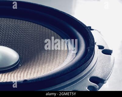 Parte dell'altoparlante per auto giallo vecchio, effetto vintage filtrato Foto Stock