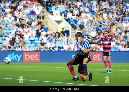 Sheffield, Regno Unito. 18 settembre 2021. Lee Gregory #9 di Sheffield Wednesday spara a Goal a Sheffield, Regno Unito il 18/2021. (Foto di James Heaton/News Images/Sipa USA) Credit: Sipa USA/Alamy Live News Foto Stock