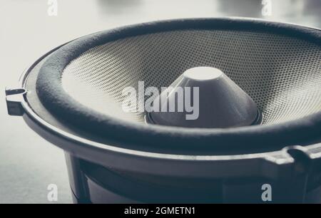 Parte dell'altoparlante per auto giallo vecchio, effetto vintage filtrato Foto Stock