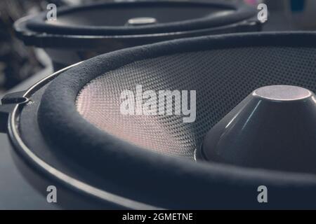 Parte dell'altoparlante per auto giallo vecchio, effetto vintage filtrato Foto Stock
