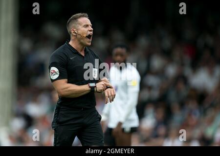 LONDRA, REGNO UNITO. 18 SETTEMBRE Refferee dei gesti della partita durante la partita del Campionato Sky Bet tra Fulham e Reading a Craven Cottage, Londra sabato 18 settembre 2021. (Credit: Federico Maranesi | MI News) Credit: MI News & Sport /Alamy Live News Foto Stock