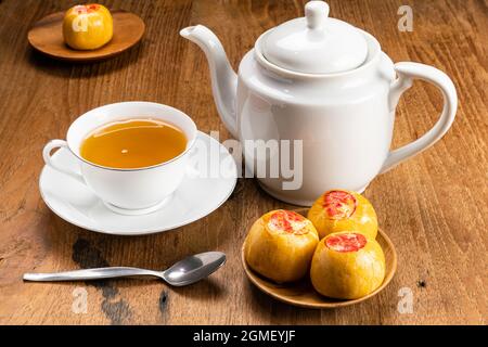 un bollitore d'epoca giallo e una tazza gialla su un piccolo ripiano in  legno Foto stock - Alamy