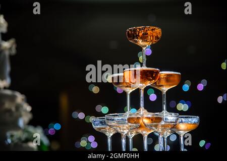 piccola torre di bicchiere di champagne nella festa di ricevimento di nozze Foto Stock