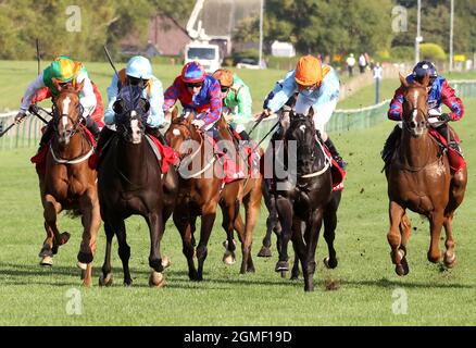 Revich guidato dal jockey Angus Villiers (seconda a sinistra) vince la Virgin Bet handicap durante la Virgin Bet Ayr Gold Cup all'ippodromo di Ayr, Ayr. Data foto: Sabato 18 settembre 2021. Foto Stock