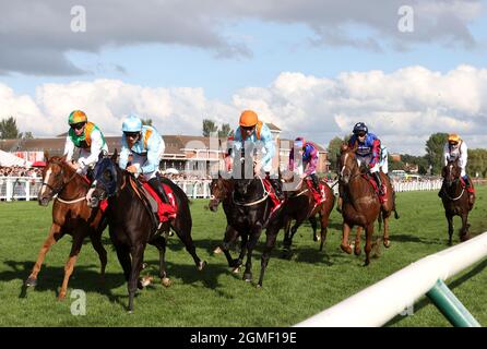 Revich guidato dal jockey Angus Villiers (seconda a sinistra) vince la Virgin Bet handicap durante la Virgin Bet Ayr Gold Cup all'ippodromo di Ayr, Ayr. Data foto: Sabato 18 settembre 2021. Foto Stock