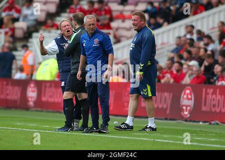 MIDDLESBROUGH, REGNO UNITO. 18 SETTEMBRE. Il manager di Middlesbrough Neil Warnock urla al 4° ufficiale durante la partita del campionato Sky Bet tra Middlesbrough e Blackpool al Riverside Stadium di Middlesbrough sabato 18 settembre 2021. (Credit: Michael driver | MI News) Credit: MI News & Sport /Alamy Live News Foto Stock