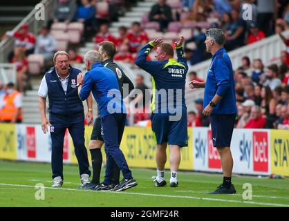 MIDDLESBROUGH, REGNO UNITO. 18 SETTEMBRE. Il manager di Middlesbrough Neil Warnock urla al 4° ufficiale dopo un ritardo nella sostituzione di Middlesbrough durante la partita del campionato Sky Bet tra Middlesbrough e Blackpool al Riverside Stadium di Middlesbrough sabato 18 settembre 2021. (Credit: Michael driver | MI News) Credit: MI News & Sport /Alamy Live News Foto Stock