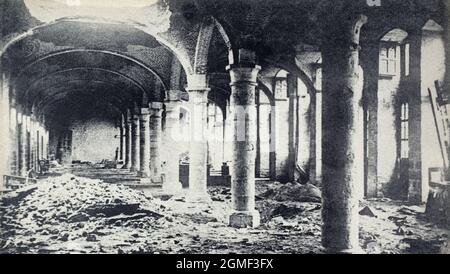 Una vista interna storica della Ypres Cloth Hall, danneggiata dal fuoco di artiglieria durante i combattimenti sullo Yser. Anteriore. Foto Stock