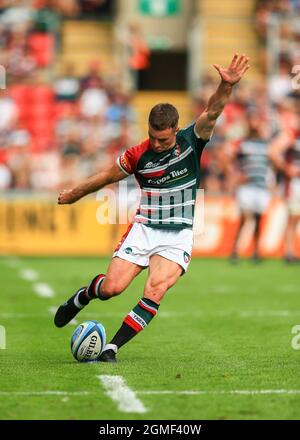 George Ford di Leicester Tigers prende un calcio durante la partita della Gallagher Premiership contro gli Exeter Chiefs, al Mattioli Woods Welford Road Stadium, Leicester. Data foto: Sabato 18 settembre 2021. Foto Stock