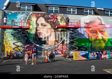 Southend on Sea, Essex, Regno Unito. 18 settembre 2021. Le pareti terminali delle case sono state trasformate in gigantesche opere d'arte per il Southend Arts Festival, con i pezzi chiamati Making Waves. Uno è una somiglianza di Sir David Attenborough. Scotty Brave of Brave Arts è uno degli artisti coinvolti Foto Stock