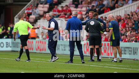 MIDDLESBROUGH, REGNO UNITO. 18 SETTEMBRE. Il manager di Middlesbrough Neil Warnock urla all'arbitro dopo aver ricevuto un avvertimento da lui durante la partita del campionato Sky Bet tra Middlesbrough e Blackpool al Riverside Stadium di Middlesbrough sabato 18 settembre 2021. (Credit: Michael driver | MI News) Credit: MI News & Sport /Alamy Live News Foto Stock