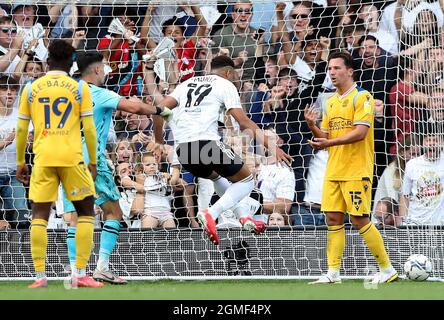 Carvalho Rodrigo Muniz (centro) di Fulham segna il primo goal della partita durante la partita Sky Bet Championship a Craven Cottage, Londra. Data foto: Sabato 18 settembre 2021. Foto Stock