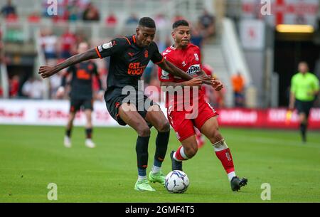 MIDDLESBROUGH, REGNO UNITO. 18 SETTEMBRE. Marvin Ekpiteta di Blackpool affronta Onel Hernández di Middlesbrough durante la partita del campionato Sky Bet tra Middlesbrough e Blackpool al Riverside Stadium di Middlesbrough sabato 18 settembre 2021. (Credit: Michael driver | MI News) Credit: MI News & Sport /Alamy Live News Foto Stock