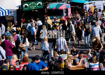 La folla torna ad Abergavenny Food Festival 2021 dopo la sua cancellazione legata al pademico nel 2020. Foto Stock