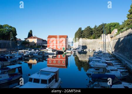 Zara, Croazia - 29 maggio 2021: Piccolo porto Fosa con barche da diporto locali e mura cittadine a Zara, Dalmazia, Croazia Foto Stock