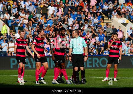 Sheffield, Regno Unito. 18 settembre 2021. L'arbitro ben toner assegna una penalità a Sheffield Mercoledì a Sheffield, Regno Unito il 9/18/2021. (Foto di James Heaton/News Images/Sipa USA) Credit: Sipa USA/Alamy Live News Foto Stock