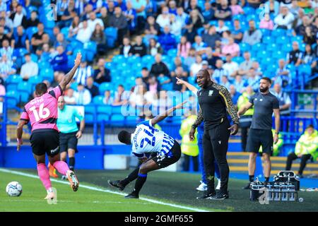 Sheffield, Regno Unito. 18 settembre 2021. Darren Moore manager di Sheffield Mercoledì gesti e reazioni a Sheffield, Regno Unito il 9/18/2021. (Foto di James Heaton/News Images/Sipa USA) Credit: Sipa USA/Alamy Live News Foto Stock