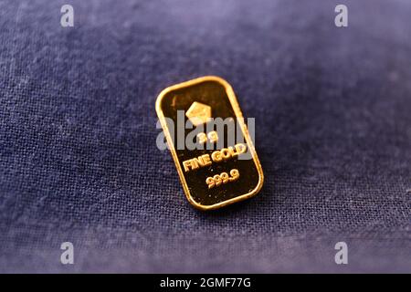 Sidoarjo, Indonesia - 21 luglio 2021: Barra d'oro fine (goldbar) su sfondo nero, prodotta da PT Aneka Tambang (Antam) Indonesia. Foto Stock