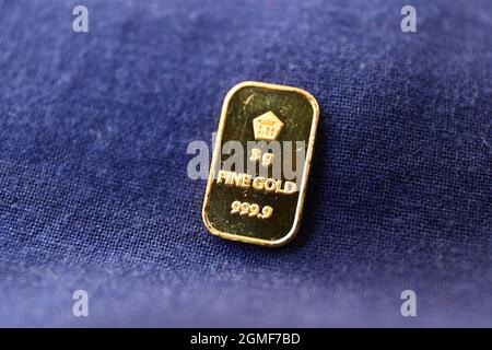 Sidoarjo, Indonesia - 21 luglio 2021: Barra d'oro fine (goldbar) su sfondo nero, prodotta da PT Aneka Tambang (Antam) Indonesia. Foto Stock