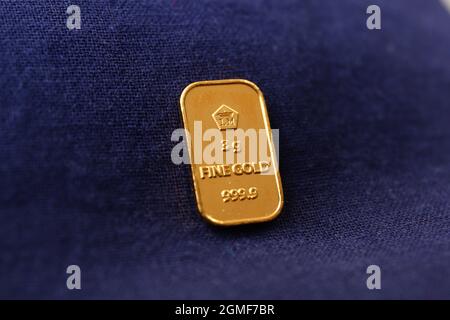 Sidoarjo, Indonesia - 21 luglio 2021: Barra d'oro fine (goldbar) su sfondo nero, prodotta da PT Aneka Tambang (Antam) Indonesia. Foto Stock