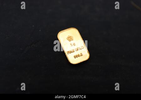Sidoarjo, Indonesia - 21 luglio 2021: Barra d'oro fine (goldbar) su sfondo nero, prodotta da PT Aneka Tambang (Antam) Indonesia. Foto Stock