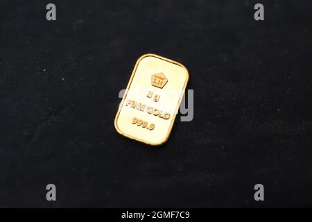 Sidoarjo, Indonesia - 21 luglio 2021: Barra d'oro fine (goldbar) su sfondo nero, prodotta da PT Aneka Tambang (Antam) Indonesia. Foto Stock