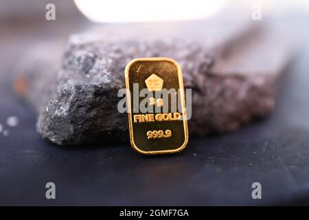 Sidoarjo, Indonesia - 21 luglio 2021: Barra d'oro fine (goldbar) su sfondo nero, prodotta da PT Aneka Tambang (Antam) Indonesia. Foto Stock