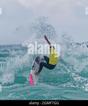 Cornwall UK, Watergate Bay, Surfers provenienti da tutto il Regno Unito si riuniscono per il Caravan and Motorhome English National Surfing Championships a Watergate Bay vicino Newquay in Cornwall UK. Tenuto nel corso del 17 al 19 settembre 2021. Foto Stock