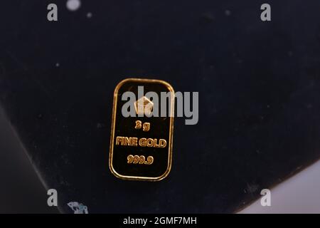 Sidoarjo, Indonesia - 21 luglio 2021: Barra d'oro fine (goldbar) su sfondo nero, prodotta da PT Aneka Tambang (Antam) Indonesia. Foto Stock