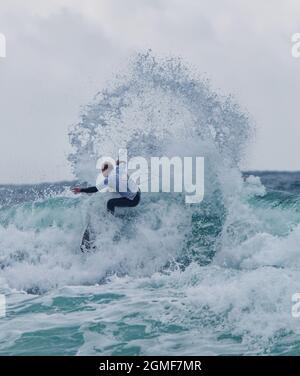 Cornwall UK, Watergate Bay, Surfers provenienti da tutto il Regno Unito si riuniscono per il Caravan and Motorhome English National Surfing Championships a Watergate Bay vicino Newquay in Cornwall UK. Tenuto nel corso del 17 al 19 settembre 2021. Foto Stock