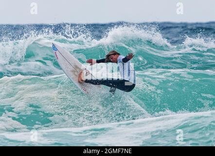 Cornwall UK, Watergate Bay, Surfers provenienti da tutto il Regno Unito si riuniscono per il Caravan and Motorhome English National Surfing Championships a Watergate Bay vicino Newquay in Cornwall UK. Tenuto nel corso del 17 al 19 settembre 2021. Foto Stock