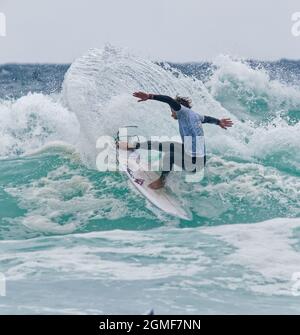 Cornwall UK, Watergate Bay, Surfers provenienti da tutto il Regno Unito si riuniscono per il Caravan and Motorhome English National Surfing Championships a Watergate Bay vicino Newquay in Cornwall UK. Tenuto nel corso del 17 al 19 settembre 2021. Foto Stock