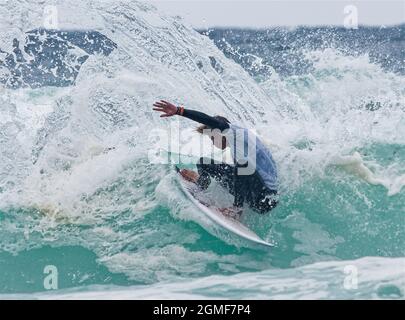 Cornwall UK, Watergate Bay, Surfers provenienti da tutto il Regno Unito si riuniscono per il Caravan and Motorhome English National Surfing Championships a Watergate Bay vicino Newquay in Cornwall UK. Tenuto nel corso del 17 al 19 settembre 2021. Foto Stock