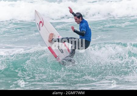 Cornwall UK, Watergate Bay, Surfers provenienti da tutto il Regno Unito si riuniscono per il Caravan and Motorhome English National Surfing Championships a Watergate Bay vicino Newquay in Cornwall UK. Tenuto nel corso del 17 al 19 settembre 2021. Foto Stock