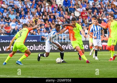 Ademipo Odubeko #7 di Huddersfield Town batte per la palla con Ryan Yates #22 di Nottingham Forest Foto Stock