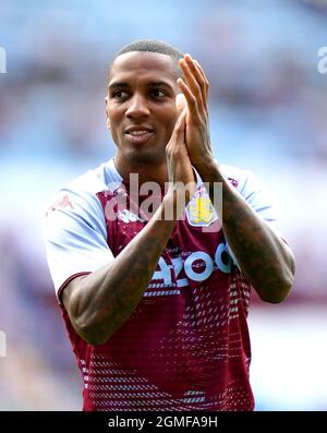 L'Ashley Young di Aston Villa applaude i tifosi prima della partita della Premier League a Villa Park, Birmingham. Data foto: Sabato 18 settembre 2021. Foto Stock