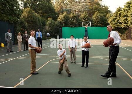 Il presidente Barack Obama spara cesti sul campo di pallacanestro della Casa Bianca con Justin Friedlander e la sua famiglia, 6 luglio 2010. Friedlander, a cui è stato diagnosticato un tumore cerebrale inoperabile nel marzo 2009, ha lanciato un’iniziativa chiamata “Justin’s quest”, in cui sparerà 40,000 colpi di basket, uno per ogni persona a cui è stato diagnosticato un tumore cerebrale primario ogni anno negli Stati Uniti. (Foto ufficiale della Casa Bianca di Pete Souza) questa fotografia ufficiale della Casa Bianca è resa disponibile solo per la pubblicazione da parte delle organizzazioni di notizie e/o per uso personale la stampa dal soggetto(i) di t Foto Stock