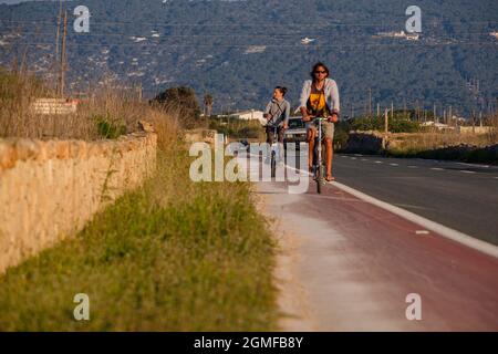 Ciclisti sulla strada principale, Formentera, Isole Pitiusas, Comunità Baleari, Spagna. Foto Stock