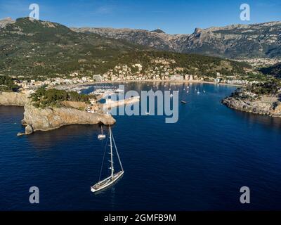 Nave che entra nel porto di Soller, Maiorca, Isole Baleari, Spagna. Foto Stock