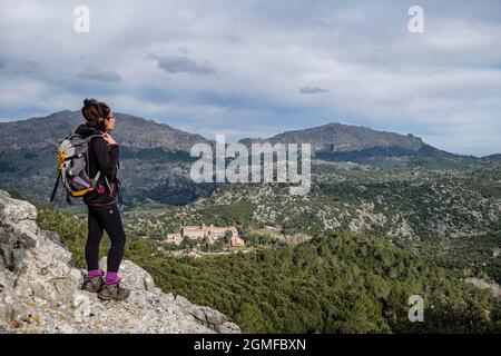 Escursionista osservando il santuario di Lluc, Escorca, Maiorca, Isole Baleari, Spagna. Foto Stock