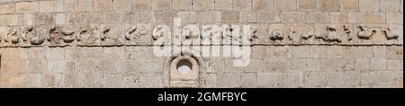 Fregio scultoreo con calendario agricolo, Cappella di San Galindo, Chiesa Parrocchiale di San Bartolomé, Campisábalos, Guadalajara, Spagna. Foto Stock