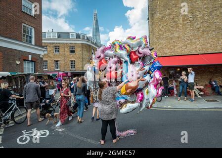 Londra, Regno Unito. 18 settembre 2021. Un venditore di palloncini al Bermondsey Street Festival, che è tornato dopo essere stato annullato nel 2020 a causa di problemi Covid-19. L'evento si presta come una festa cittadina in città con spettacoli dal vivo sul palco, bancarelle di venditori locali e uno spettacolo di cani. Credit: Stephen Chung / Alamy Live News Foto Stock